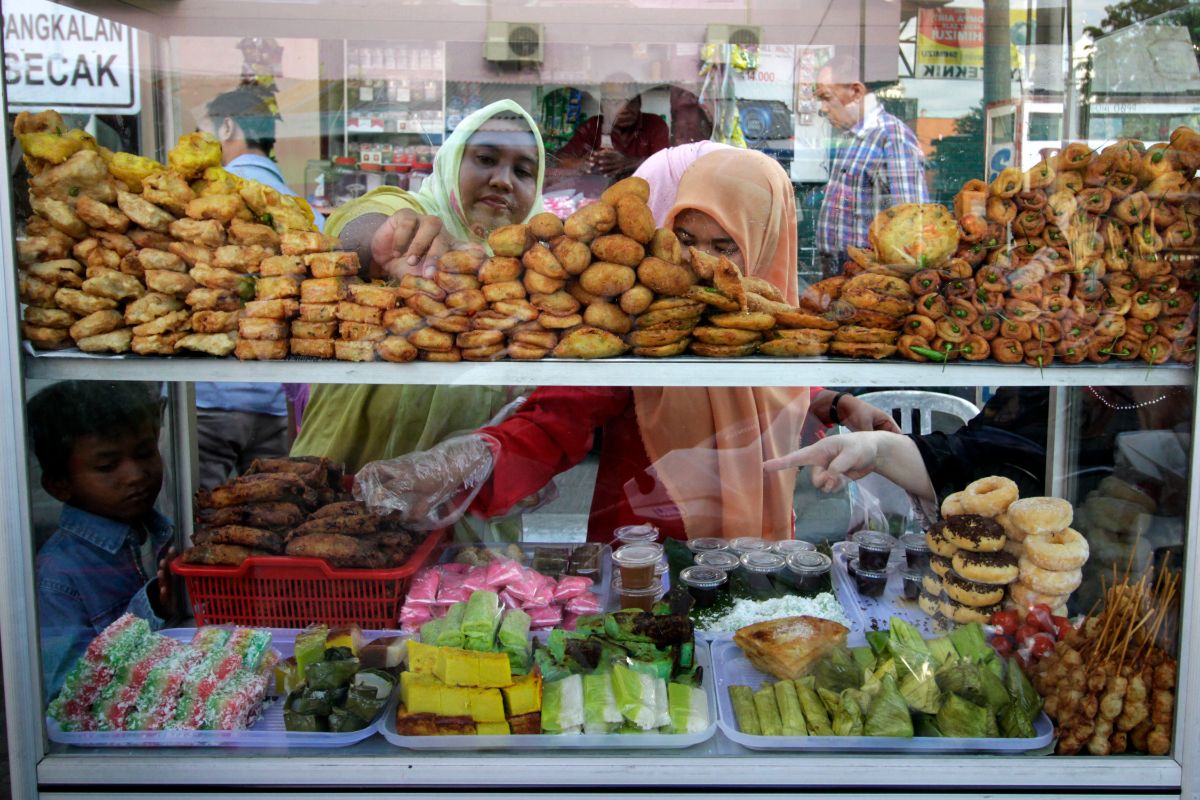 Warung yang menyajikan berbagai macam makanan saat Ramadhan