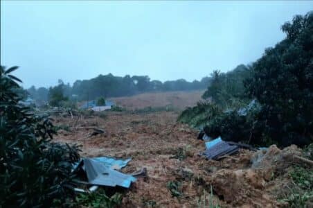 Ilustrasi bencana longsor yang menimbun rumah warga. Foto: BNPB