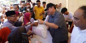 Ketua Umum Partai Golkar Airlangga Hartarto membagikan paket sembako pada warga