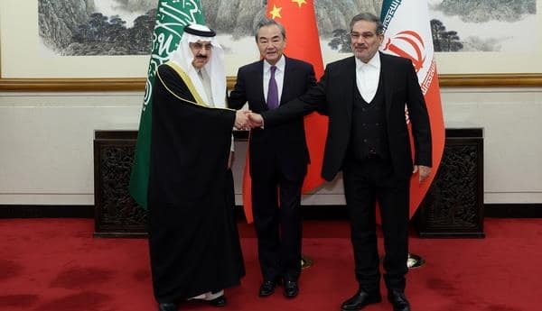 Pimpinan Delegasi Saudi Musaad bin Mohammed Al-Aiban dan delegasi Iran Ali Syamkhani bersama diplomat tinggi China Wang Yi