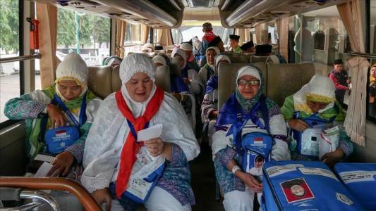 Jemaah Haji Indonesia dalam bus perjalanan ke tanah suci
