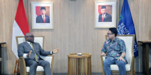 Wakil Menteri Perdagangan RI Jerry Sambuaga berbincang dengan Sekretaris Jenderal D-8, Isiaka Abdul Qadir Imam, di Kantor Kementerian Perdagangan, Jakarta, Selasa (21/11/2023). Foto: Kemendag