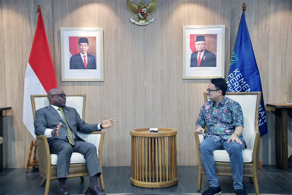 Wakil Menteri Perdagangan RI Jerry Sambuaga berbincang dengan Sekretaris Jenderal D-8, Isiaka Abdul Qadir Imam, di Kantor Kementerian Perdagangan, Jakarta, Selasa (21/11/2023). Foto: Kemendag