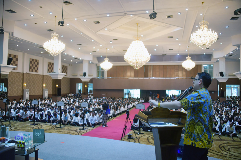 Wakil Menteri Perdagangan Jerry Sambuaga memberikan kuliah umum pada Pengenalan Kehidupan Kampus bagi Mahasiswa Baru (PKKMB) 2023 di Universitas Esa Unggul, Jakarta, Kamis (14/9/2023). Foto: Kemendag