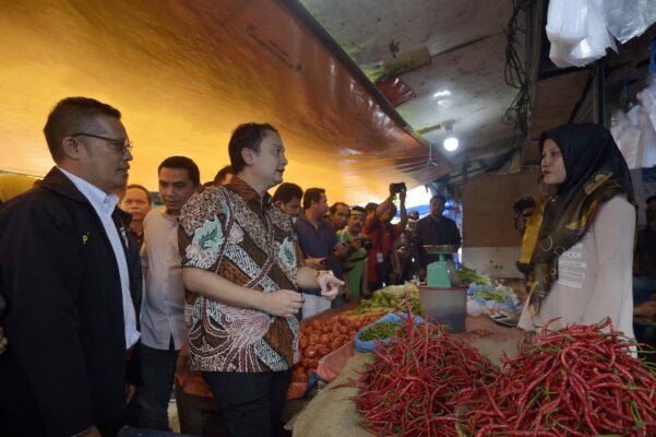 Wakil Menteri Perdagangan, Jerry Sambuaga mengunjungi Pasar Cik Puan dan Pasar Lima Puluh, Pekanbaru, Riau, Sabtu (11 Feb).