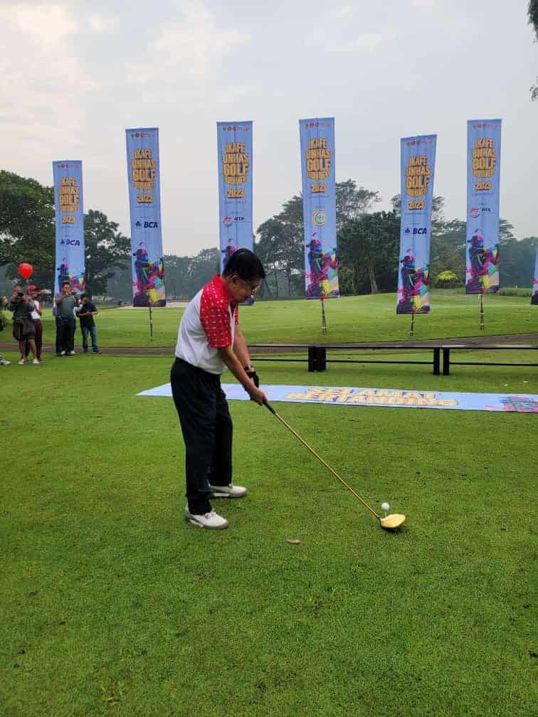 Wakil Presiden Jusuf Kalla Periode 2009-2014 dan 2015-2019 mengikuti tunamen golf Ikafe Unhas di Riverside Golf, Bogor, Jawa Barat, Minggu (12/32023). Foto: FB Ukhy Sukirman