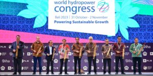 Presiden Joko Widodo dan perwakilan peserta acara di pembukaan World Hydropower Congress 2023, di Bali Nusa Dua Convention Center (BNDCC), Kabupaten Badung, Provinsi Bali, Selasa (31/10/2023). Foto: Setkab