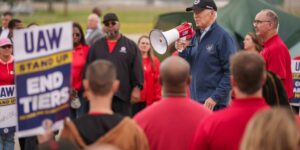 Presiden Joe Biden tiba di Detroit, AS, Selasa (26/9/2023) menemui anggota United Auto Workers yang mogok kerja di Wayne County. Foto: Michigan Advance