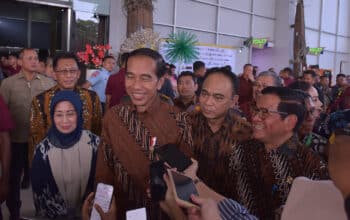Presiden Jokowi didampingi Menkominfo Budi Arie Setiadi dan Seskab Pramono Anung memberikan keterangan pers usai menghadiri Puncak Peringatan HPN 2024, di Econventional Hall Ecopark Ancol, Jakarta, Selasa (20/02/2024). (Foto: Humas Setkab/Oji)