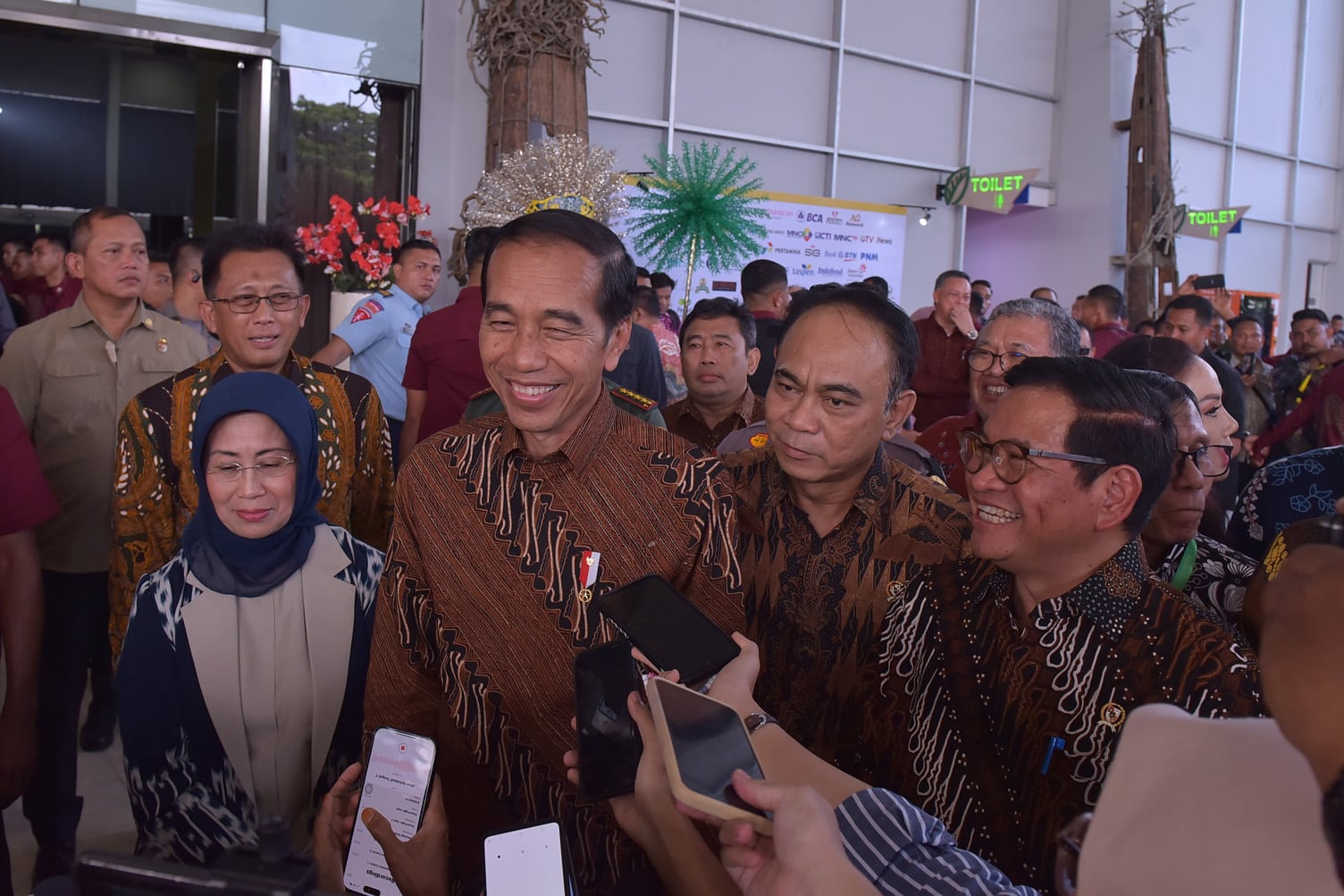Presiden Jokowi didampingi Menkominfo Budi Arie Setiadi dan Seskab Pramono Anung memberikan keterangan pers usai menghadiri Puncak Peringatan HPN 2024, di Econventional Hall Ecopark Ancol, Jakarta, Selasa (20/02/2024). (Foto: Humas Setkab/Oji)