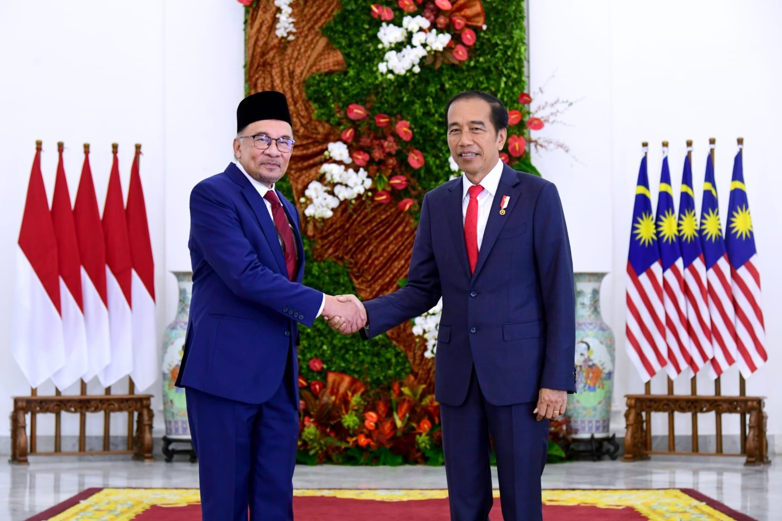 Presiden Joko Widodo dan PM Malaysia Anwar Ibrahim. (Foto: BPMI Setpres/Muchlis Jr)