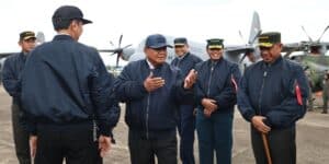 Capres 2024 Prabowo Subianto melakukan gerakan silat di Pangkalan Udara TNI AU Halim Perdanakusuma, Jakarta, Rabu (24/1/2024). Foto: FB Prabowo Subianto