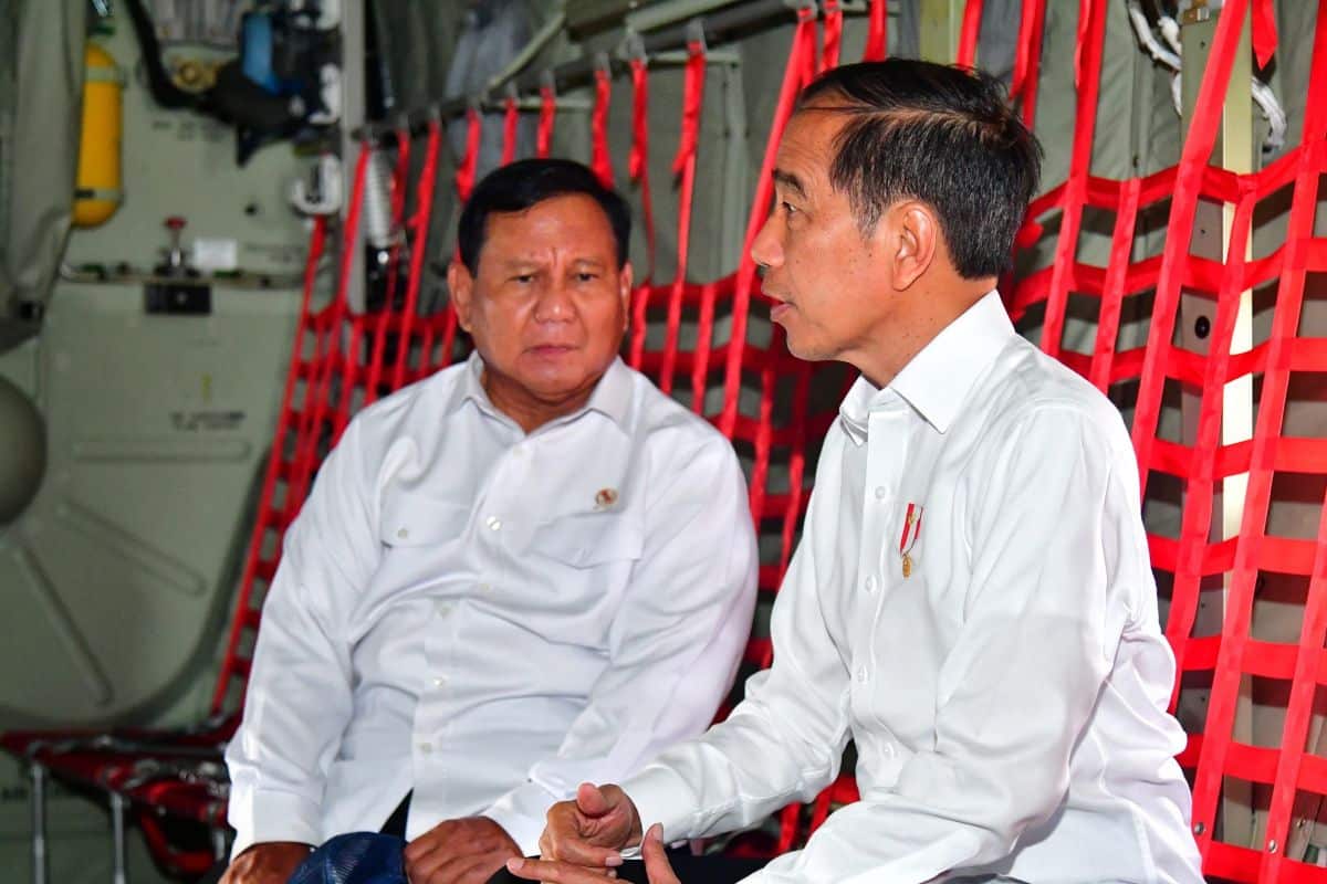 Presiden Joko Widodo berbincang dengan Menteri Pertahanan Prabowo Subianto saat meninjau ke dalam pesawat C-130J-30 Super Hercules di Pangkalan TNI Angkatan Udara Halim Perdanakusuma, Jakarta, Rabu (24/1/2024). Foto: FB Prabowo Subianto