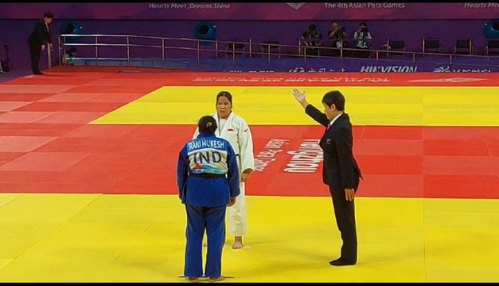 Atlet judo Indonesia Roma Siska Tampubolon bertanding di kejuaraan Asian Para Games 2022 Hangzhou, di Xiaoshan Linpu Gymnasium, China. Foto: Kemenpora