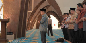 Jusuf Kalla,menjadi imam salat dhuhur di masjid Al-Jabbar, Bandung Jawa Barat bersama RIdwan Kamil