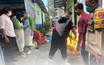 Proses evakuasi sepasang ibu-anak, Utami Sri Rahayu berusia 66 tahun dan Arif Budiman berusia 45 tahun ditemukan meninggal di rumah mereka pada Rabu (20/9/2023), di Kelurahan Singonegaran, Kecamatan Pesantren, Kabupaten Kediri, Jawa Timur. Foto: Jawa Pos