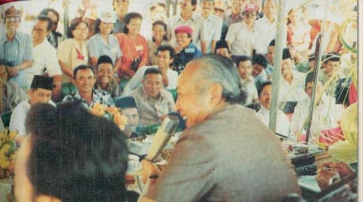 Presiden Soeharto dalam sebuah acara Kelompencapir. (Foto Perpusnas) 