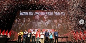 Capres Prabowo Subianto dan para pimpinan partai anggota KIM di acara Konser Pilpres Santuy Ojo Rungkad PSI, di Ballroom The Djakarta Theater, Jakarta Pusat, Selasa (24/10/2023) malam. Foto: Tangkap layar siaran langsung acara