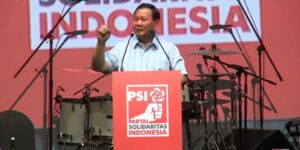 Capres KIM Prabowo Subianto menyampaikan sambutan di acara Konser Pilpres Santuy Ojo Rungkad PSI, di Ballroom The Djakarta Theater, Jakarta Pusat, Selasa (24/10/2023) malam. Foto: Tangkap layar siaran langsung acara