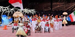 Kontingen Indonesia dalam acara pembukaan Asian Para Games 2022 Hangzhou, di Hangzhou Olympic Sports Centre Stadium, Hangzhou, China pada Minggu (22/10/2023). Foto: Kemenpora
