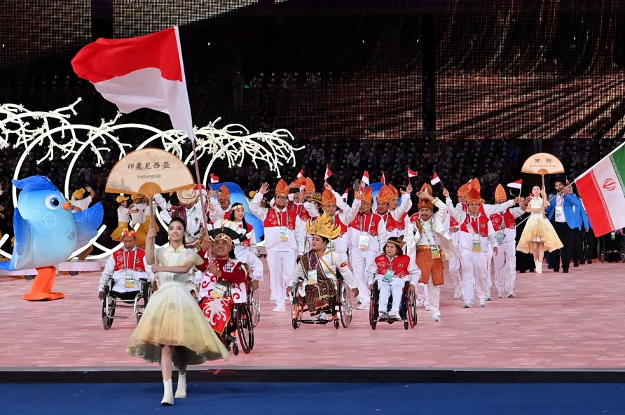 Kontingen Indonesia dalam acara pembukaan Asian Para Games 2022 Hangzhou, di Hangzhou Olympic Sports Centre Stadium, Hangzhou, China pada Minggu (22/10/2023). Foto: Kemenpora