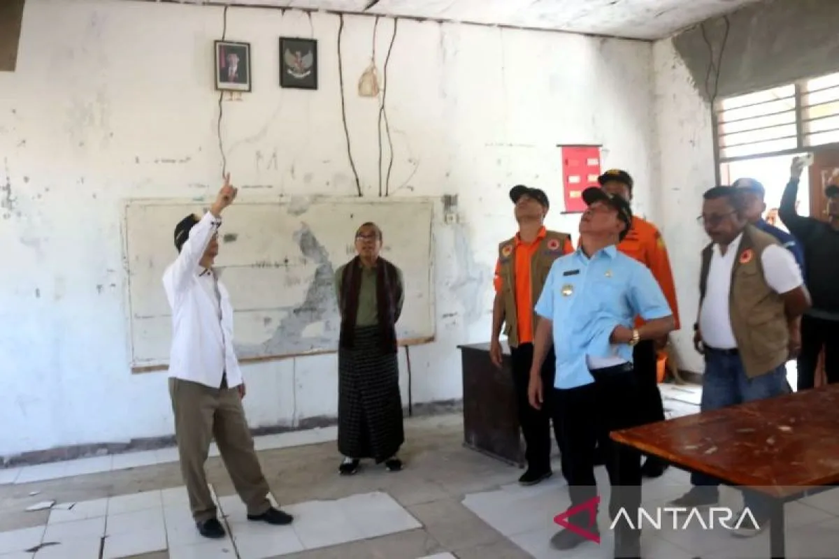 Penjabat Gubernur Nusa Tenggara Timur Ayodhia Kalake (kiri) meninjau bangunan yang rusak akibat gempa bumi di Kabupaten Kupang pada Jumat (3/11/2023). ANTARA/HO-Setda Kab. Kupang/am.