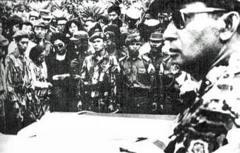 Potret Mayor Jenderal Soeharto menghadiri pemakaman lima jenderal yang tewas dalam peristiwa Gerakan 30 September. (commons.wikimedia)