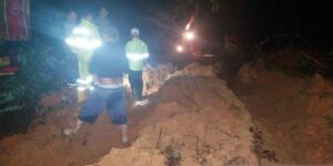 Tim SAR gabungan langsung melakukan upaya penanganan atas terjadinya bencana tanah longsor yang terjadi di Jalan Lintas Perbatasan Tapanuli Utara dan Tapanuli Tenggah, Sumatera Utara, Sabtu (3/2/2024). ANTARA/HO-BPBD Tapanuli Utara/am.