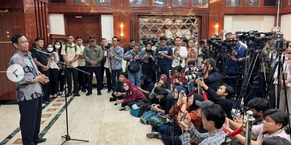 Menkopolhukam Mahfud MD memberikan keterangan pers soal pengunduran dirinya, di Jakarta, Jumat (2/2/2024). Foto: IG mahfudmd