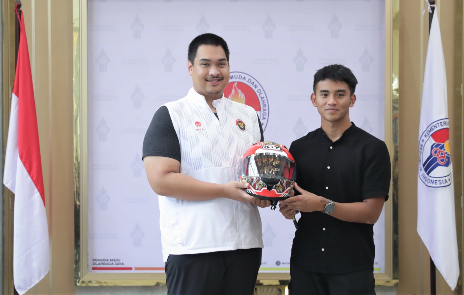 Menteri Pemuda dan Olahraga Republik Indonesia (Menpora RI) Dito Ariotedjo berfoto bersama pembalap Mario Aji. Foto: Kemenpora