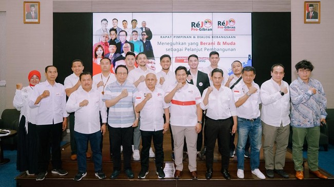 Eks kader Partai Demokrat Darmizal MS dan Marzuki Alie menyatakan dukungan kepada Prabowo Subianto-Gibran Rakabuming Raka di Pilpres 2024 dalam acara Rapat Pimpinan Rejo Pro-Gibran di Jakarta, Kamis (2/11/2023). Foto: Ist