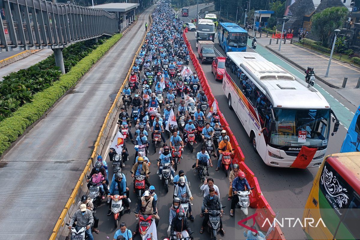 Ribuan pendukung dari paslon nomor urut 2 Prabowo-Gibran berdatangan ke Stadion GBK, Jakarta, Sabtu (10/2/2024). ANTARA/Khaerul Izan
