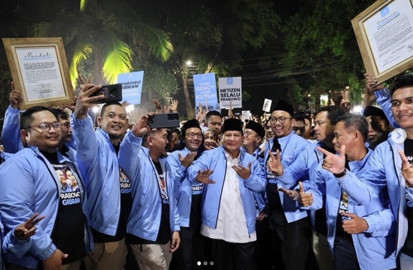 Capres Prabowo Subianto (tengah) berfoto bersama relawan Matahari Prabowo Gibran yang terdiri dari keluarga besar Muhammadiyah, LDII, HMI, PII, nelayan dan petani, di Jakarta, pekan ini. Foto: IG prabowo