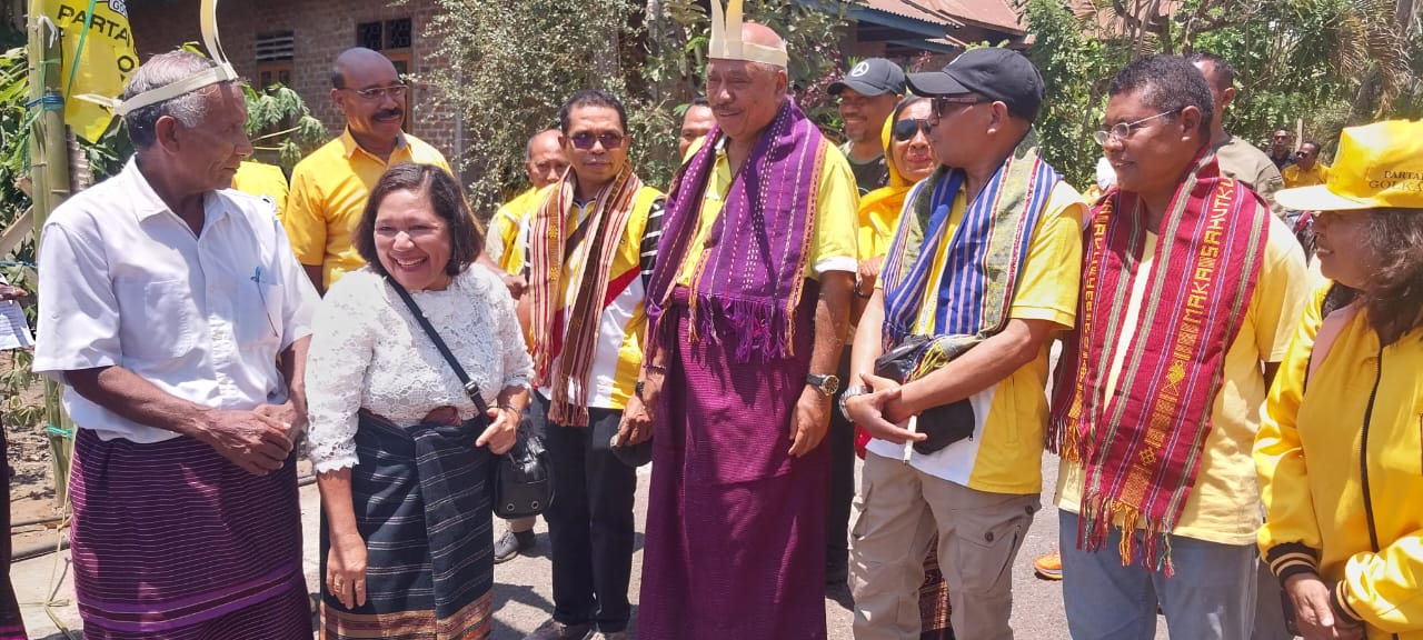 Anggota DPR RI dari Fraksi Partai Golkar Melchias Markus Mekeng mengunjungi warga Desa Lamabelawa, Kecamatan Witihama, Kabupaten Flores Timur (Flotim), Rabu (1/11/2023). Foto: KabarNTT
