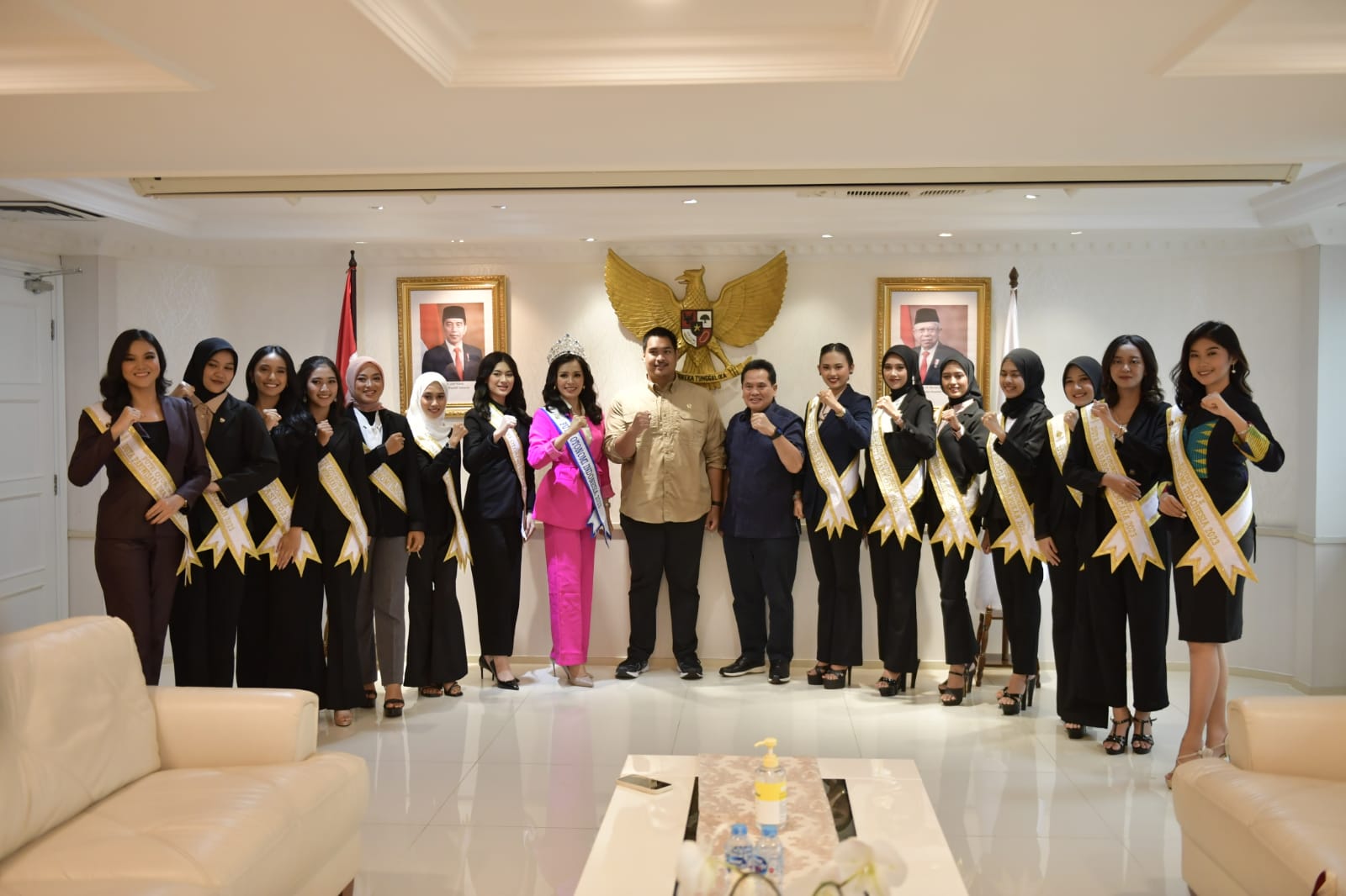 Menpora RI Dito Ariotedjo menerima 16 Putri Otonom Indonesia (POI) 2023 dan Direktur Eksekutif Asosiasi Pemerintah Kabupaten Seluruh Indonesia (APKASI) Sarman Simanjorang di ruang kerjanya, Selasa (27/6/2023). Foto:  Kemenpora/bagus