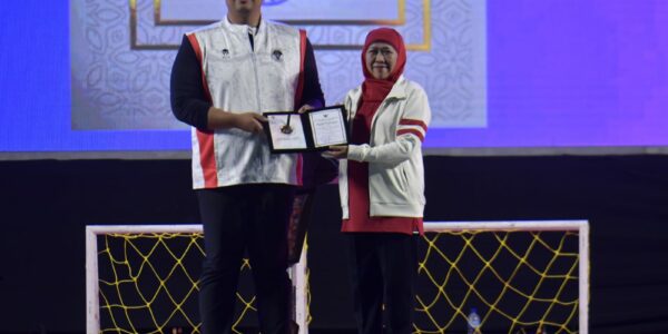 Menpora Nobatkan Gubernur Jatim Sebagai Pelaku Olahraga Berprestasi 2023