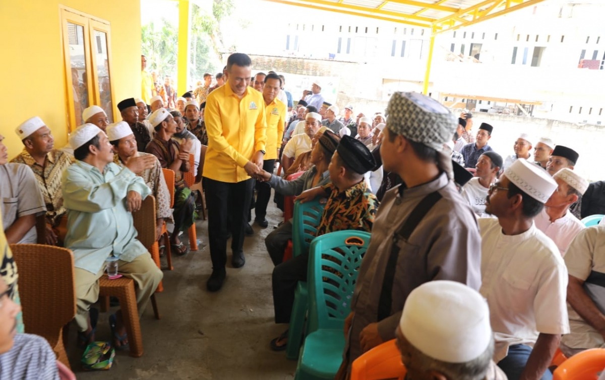 Ketua DPD Golkar Sumut Musa Rajekshah berdialog dengan petani milenial, di Medan, Sumut, belum lama ini. Foto: hariansib/kabargolkar