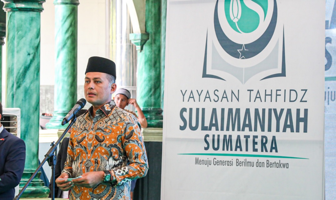 Ketua DPD Golkar Sumatera Utara Musa Rajekshah menyampaikan sambutan dalam acara wisuda dan pelepasan 40 santri untuk melanjutkan pendidikan ke Turki, di Masjid Al-Musannif Cemara Asri, Deliserdang, Sabtu (17/6/2023). Foto: Pemprov Sumut