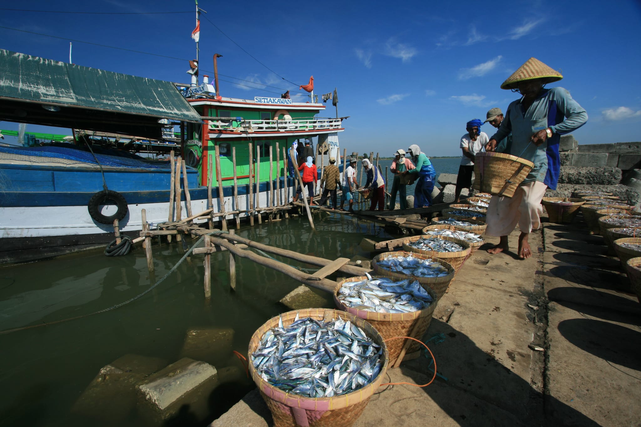 Legislator dari Kabupaten Kepulauan Anambas (KKA) Raja Bayu Febri Gunadian, menampung sejumlah keluhan nelayan Desa Air Bini saat melakukan reses ke daerah tersebut. foto: ist