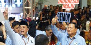 Sekretaris Tim Kampanye Nasional (TKN) Prabowo-Gibran Nusron Wahid dan Capres Prabowo Subianto di kerumuman massa dalam pengumuman nomor urut Pilpres, di Kantor KPU, Jakarta, Selasa (14/11/2023) malam. Foto: golkar.indonesia