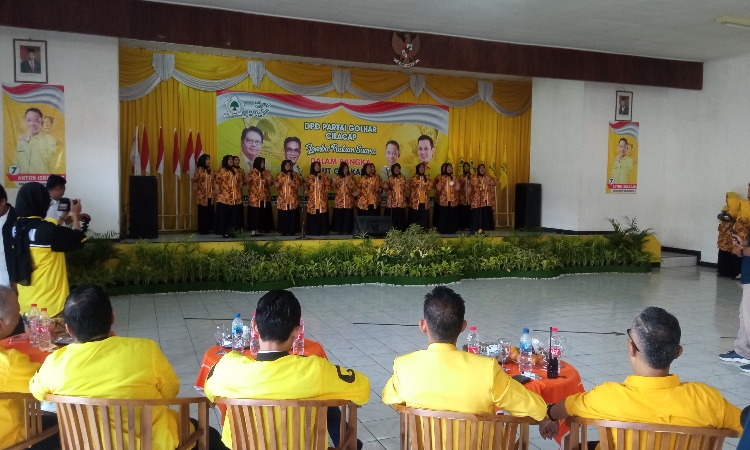 Peserta lomba paduan suara sedang tampil di acara Hari Ulang Tahun (HUT) ke-59 Partai Golkar, di Cilacap, Jawa Tengah, Minggu (29/10/2023). Foto: Suara Indonesia