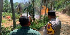 Tim gabungan dari unsur polisi, TNI dan Pemkab Pamekasan meninjau lokasi semburan api di sumur bor milik warga Desa Kadur, Kecamatan Kadur, Pamekasan. (ANTARA/ HO-Polres Pamekasan)