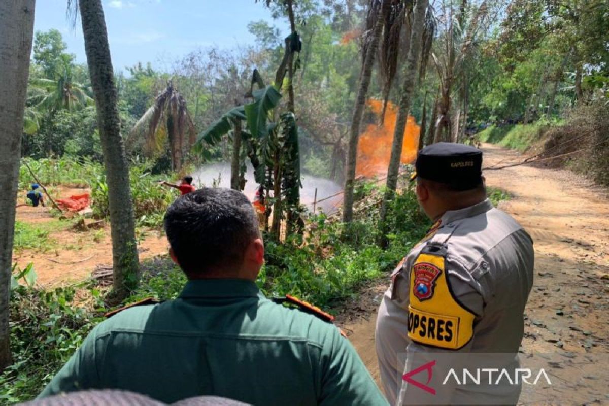 Tim gabungan dari unsur polisi, TNI dan Pemkab Pamekasan meninjau lokasi semburan api di sumur bor milik warga Desa Kadur, Kecamatan Kadur, Pamekasan. (ANTARA/ HO-Polres Pamekasan)