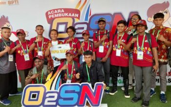 Peserta kejuaraan Olimpiade Olahraga Siswa Nasional (O2SN) tahun 2023 berfoto bersama di GOR Laga Tangkas, Cibinong, Kabupaten Bogor, pada Senin (11/9/2023) lalu. Foto: Kemendikbudristek 