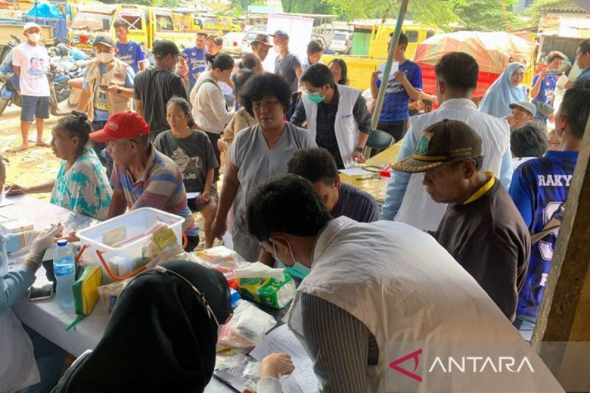 Tim Kampanye Nasional Pemilih Muda (TKN Fanta) Prabowo-Gibran melalui Fanta Health bekerja sama dengan DPP Partai Prima melakukan aksi sosial berupa pemeriksaan kesehatan dan pengobatan gratis di Jalan Menteng Dalam, Tebet, Jakarta, Minggu (14/1/2024). Foto: Antara