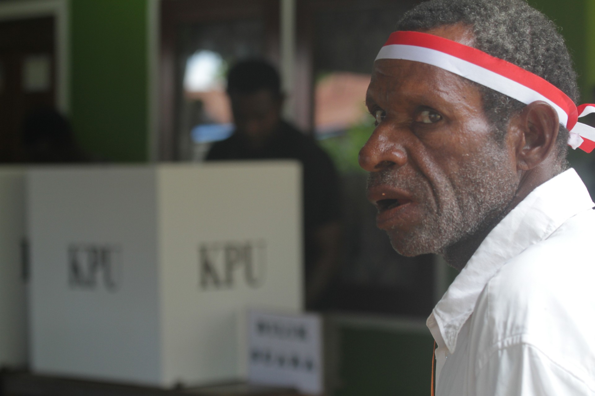 Warga menjaga Tempat Pemungutan Suara di Papua