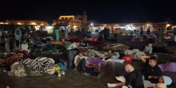 Gempa melanda kota di Pegunungan Atlas, Maroko, Jumat (8/9/2023) malam. Warga mengungsi di ruang terbuka. Foto: Ist