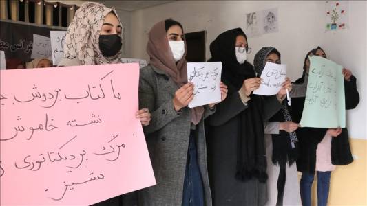 Perempuan Afghanistan berdemonstrasi menentang pelarangan pada mereka