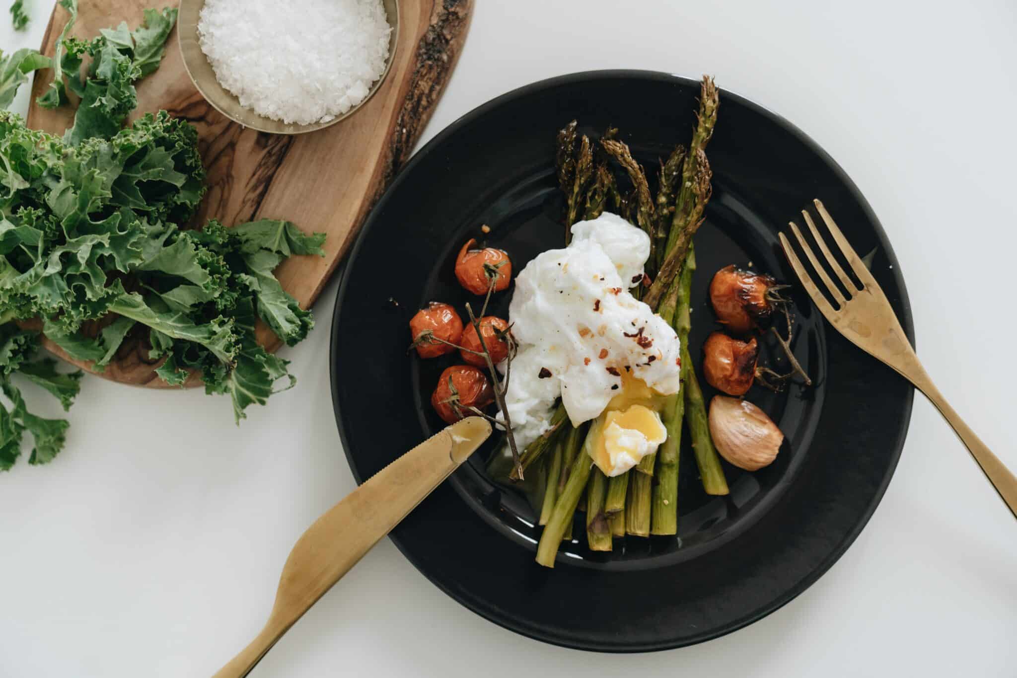Ilustrasi Makanan Sehat/Photo by alleksana: https://www.pexels.com/photo/photo-of-poached-egg-on-top-of-asparagus-4050990/