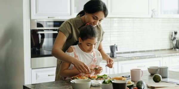 7 Langkah untuk Ngajak Anak Main di Dapur
